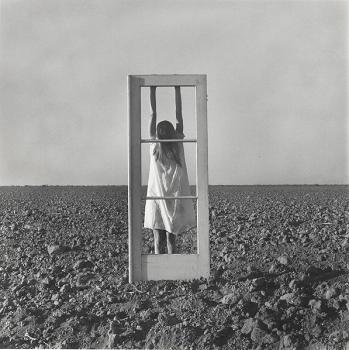 Jacqueline Livingston, Autoportret. Drzwi i pole, 1964.